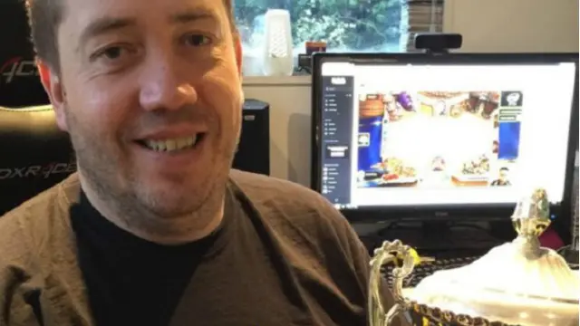 مايكل أوديل كان يحلم بالحصول على موارد مالية لتطوير عملية تدريب فريق كرة السلة الإلكتروني الذي يديره 