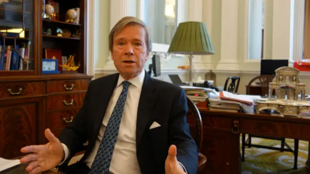 茅杰飞勋爵在市长官邸办公室接受访问。