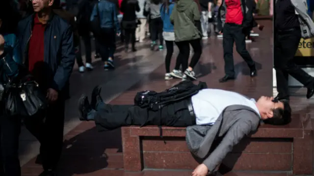 忙碌的身影好像已经成为体现社会地位的某种标志，而对于本应悠闲自在的富裕阶层，这无疑是一记讽刺。(图片来源: Getty Images)