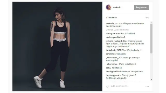 Unggahan Awkarin di Instagram kerap dinilai 'memamerkan tubuh'.