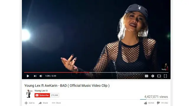 Awkarin menyanyikan lagu BAD.