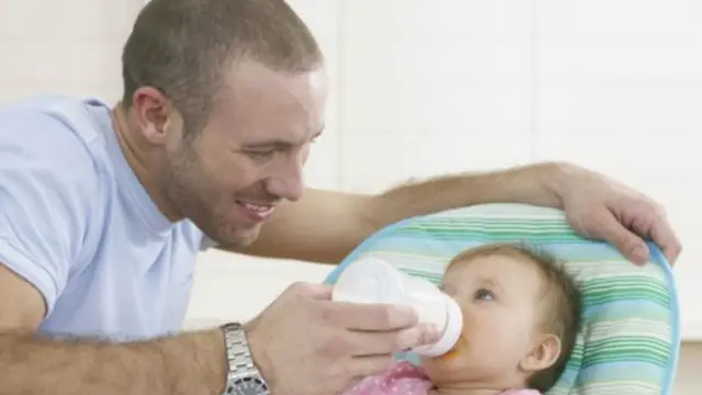 منح الآباء أجازة رعاية أطفال ربما يكون بداية صحيحة لتحقيق المساواة ومنح النساء فرص أفضل للعمل