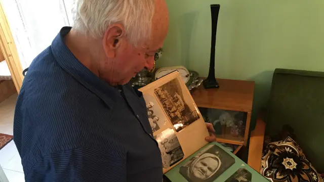 Василь Михайловський показує фото няні, яка врятувала йому життя