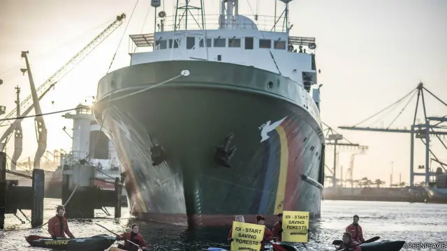 Greenpeace mencegat kapal tanker IOI di Rotterdam, Belanda