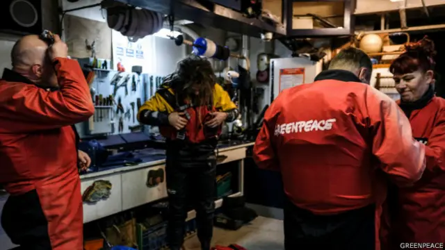 Greenpeace menuntut komitmen IOI untuk hanya mengambil minyak sawit dari perusahaan-perusahaan yang tidak melakukan deforestasi, eksploitasi lahan gambut dan tidak terlibat konflik sosial