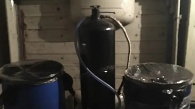 У прокуратурі кажуть, що виявили цех, де розливали підроблену рідину