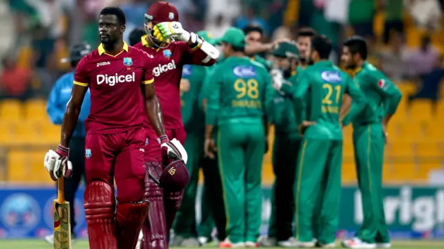 ویسٹ انڈین ٹاپ آرڈر بیٹنگ ایک بار پھر لیفٹ آرم اسپنر عماد وسیم کے رحم و کرم پر رہی جنہوں نے صرف اکیس رنز دے کر تین وکٹیں حاصل کیں