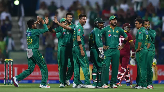 ۔ پاکستان نے بائیں ہاتھ کے تیز بولر رومان رئیس کو پہلی بار ٹی ٹوئنٹی انٹرنیشنل کھیلنے کا موقع فراہم کیا 