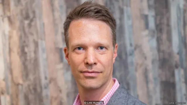 Jorgen Sundberg memperkirakan 10% dari agen perekrut di Inggris menggunakan layanan iklan Facebook.