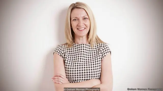 Emily Richards kini menggunakan Facebook untuk mengisi satu dari tiga lowongan.