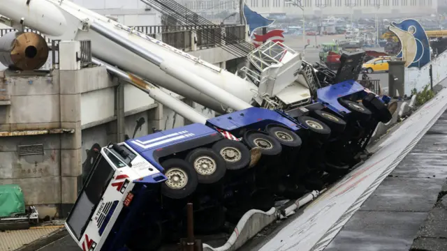 台风登陆台湾东部花莲后，一座塔吊侧翻。