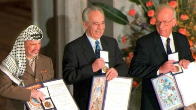 في عام 1994 مُنح بيريس جائزة نوبل للسلام مع الرئيس الفلسطيني الراحل ياسر عرفات ورئيس الوزراء الراحل اسحق رابين عقب توقيع اتفاقية أوسلو بين إسرائيل والفلسطينيين