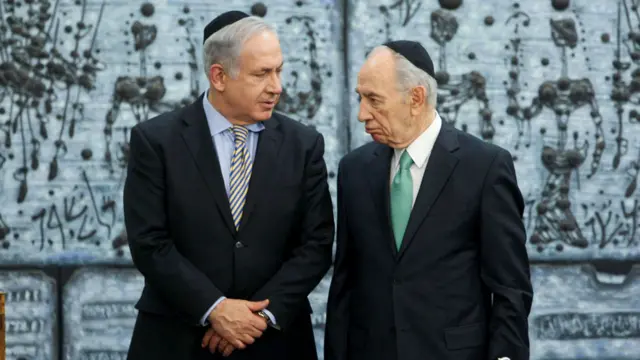 内塔尼亚胡(左)与佩雷斯(右)出席宗教仪式(2/12/2010)