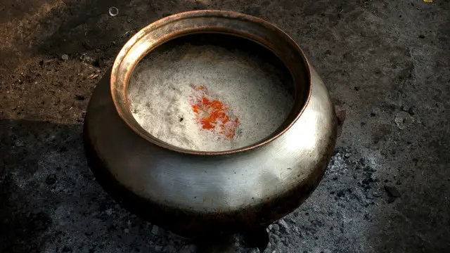 بریانی میں تہہ لگا کر چاولوں اور مصالحوں کو یک جا کیا جاتا ہے