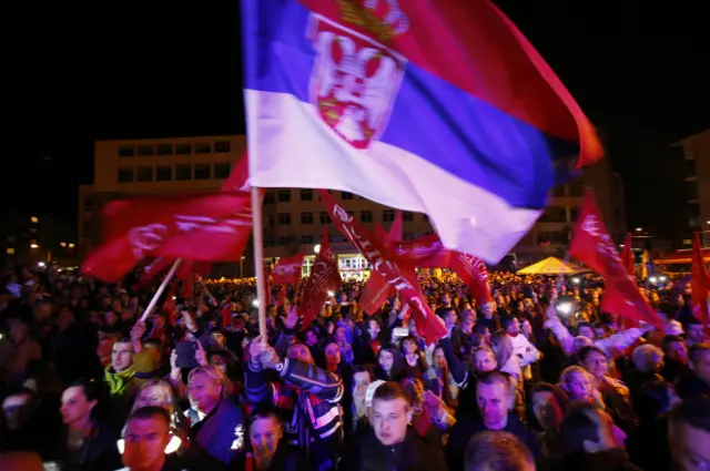 Люди святкують результати референдуму в місті Пале 