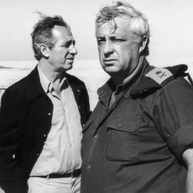 佩雷斯(左)与沙龙(右)到访埃及拉斯苏达尔(1975)