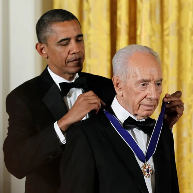 奥巴马为佩雷斯戴上总统自由奖章(13/6/2012)