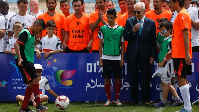 佩雷斯观看一名青年踢球(9/5/2016)