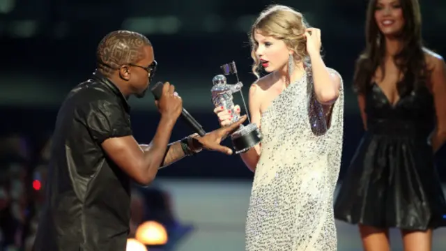 在泰勒·斯威夫特(Taylor Swift)获得2009年MTV最佳女歌手录影带大奖时,坎耶·韦斯特(Kanye West)跳上了台(图片来源:Getty Images)