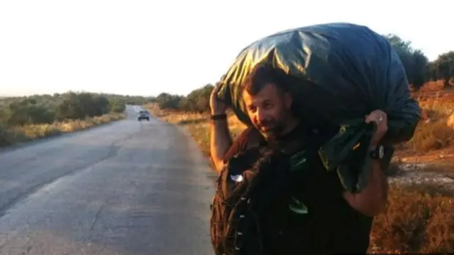 يحمل رامي نحو 70 كيلوغراما من الألعاب سيرا على الأقدام، عبر المناطق الجبلية الحدودية للعبور بها داخل سوريا. 