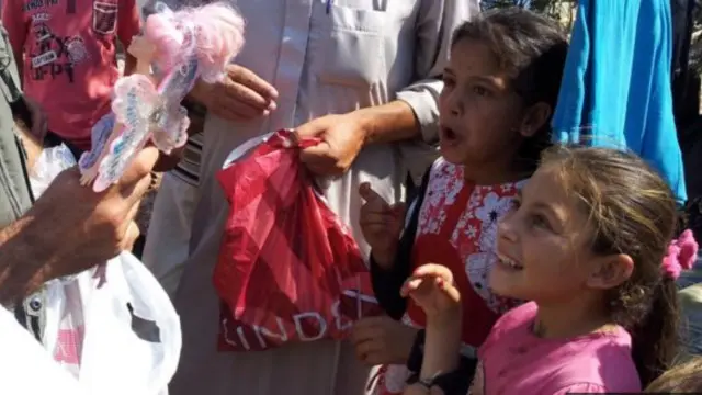 يقول رامي أن فرحة الأطفال وامتنانهم بتسليمهم الألعاب لا يمكن وصفه.