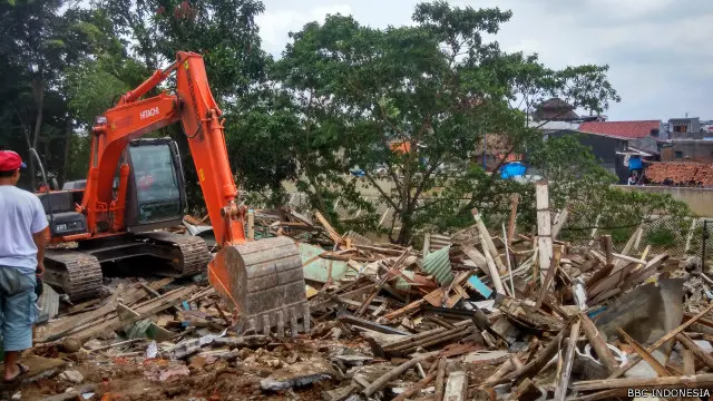 Penggusuran kawasan Bukit Duri berjalan damai karena warga sudah ke luar dari tempat tinggalnya.
