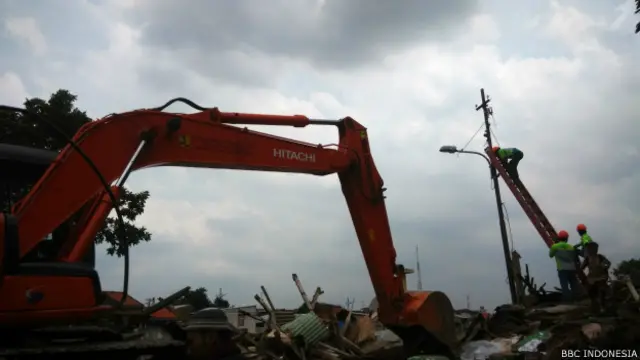 Sebagian besar warga sudah mengosongkan rumahnya dan pindah, baik ke Rusunawa Rawabebek atau ke tempat pilihan mereka sendiri