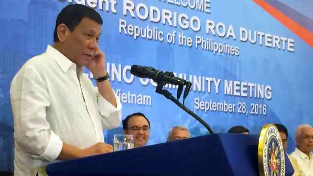 Tổng thống Philippines Rodrigo Duterte phát biểu trước cộng đồng người Philippines hôm 28/9 ở Hà Nội