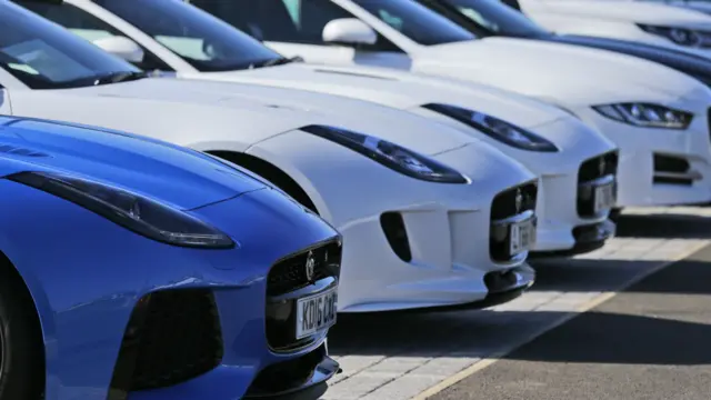 伦敦的一批捷豹汽车