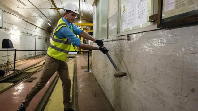 应该给所有的办公室职员都发一个大锤吗？(图片来源：Getty Images)