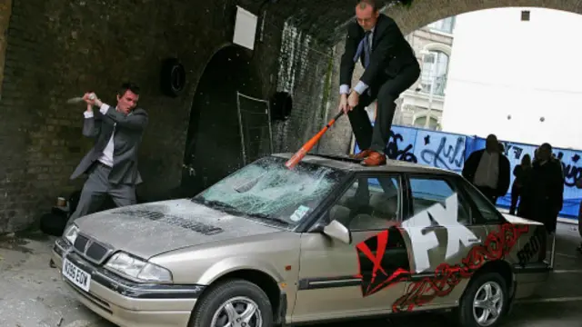 办公室职员用棒球棍砸车，以此缓解压力(图片来源：Getty Images)