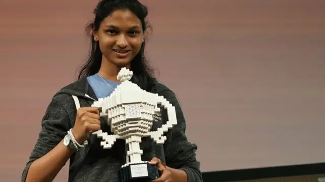 کیارا نارګهین ته دغه جایزه د کالفورنیا ساینس مېله کې ورکړل شوې