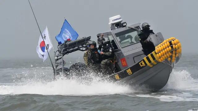 韩国军方曾在六月十日派出快艇驱赶中国渔船(资料照片)。