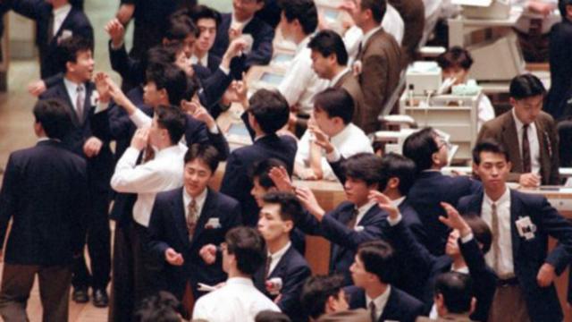 1992年3月在东京证券交易所工作的交易员们(图片来源：Getty Images)