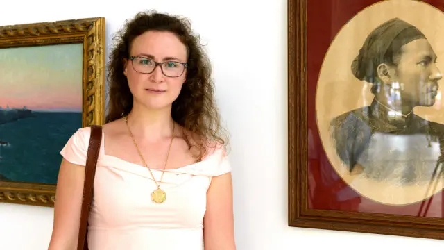 Amandine Dabat tại triển lãm tranh của Vua Hàm Nghi tại Pháp