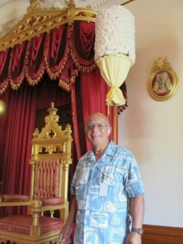 凱恩和修複過的羽毛權杖（圖片來源：AP）