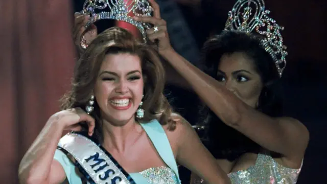 马查多夺得1996年环球小姐冠军时被戴上后冠