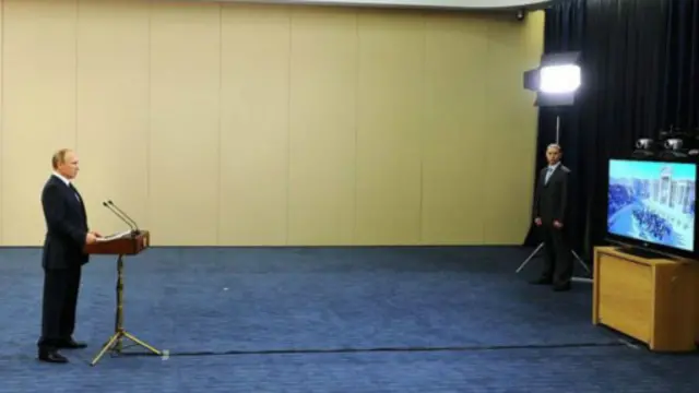 普京总统通过视频向在叙利亚古城帕尔米拉举行的音乐会致辞。