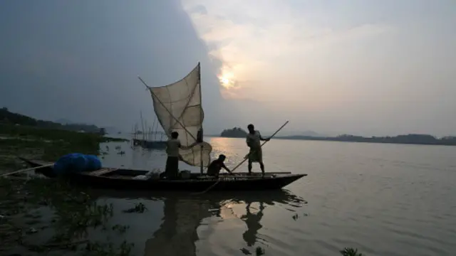 雅鲁藏布江发源于中国青藏高原，流入印度境内后，称为布拉马普特拉河。
