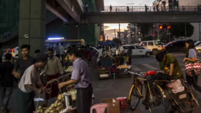 ရန်ကုန်မြို့ မှာ အလှူခံ ကအစ ဈေးသည်တွေ အဆုံး အသံချဲ့စက် တွေ အသုံးပြု နေကြ ပါတယ်