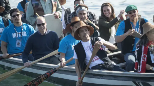 威廉王子和凯特王妃帮助划独木舟