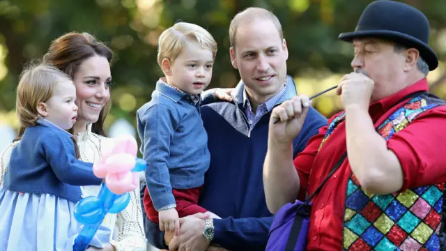 剑桥公爵一家在维多利亚政府大厦的活动中与表演者在一起