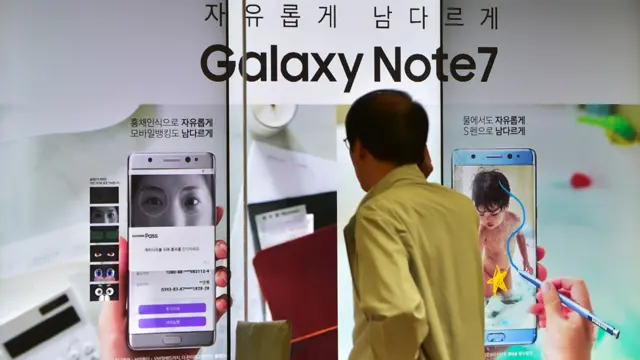 韩国首尔街头一名男子走过一面三星Note 7手机广告版（2/9/2016）