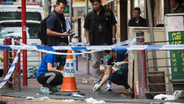 香港警察鉴证人员在油麻地枪击事件现场搜集基因样本(2/10/2016)