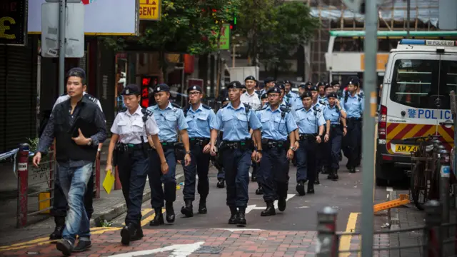 香港油麻地枪击事件现场大批“蓝帽子”警员到场协助搜证(2/10/2016)