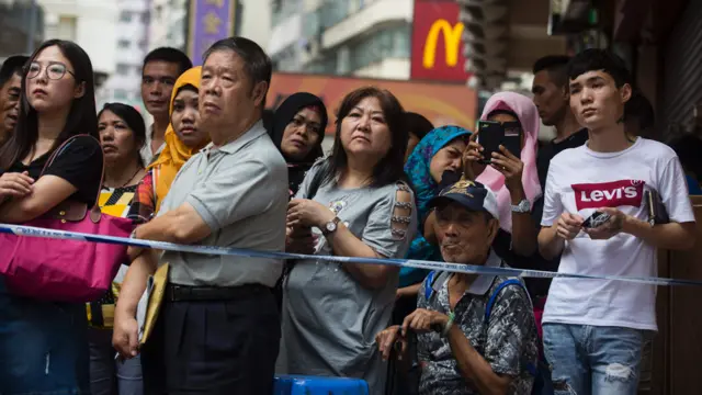 香港油麻地枪击事件现场大批市民在封锁线外围观(2/10/2016)