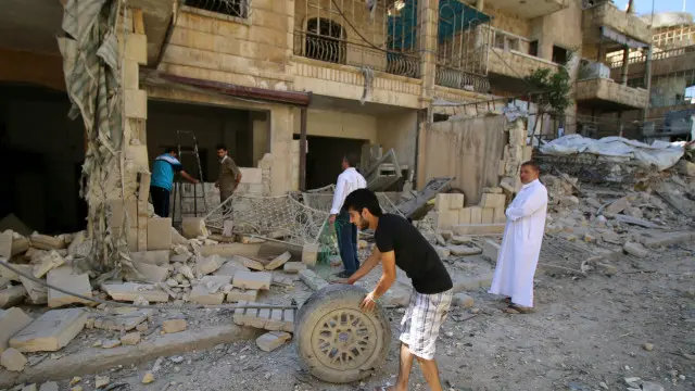 القوات السورية والروسية تواصلان قصف مناطق المسلحين في حلب