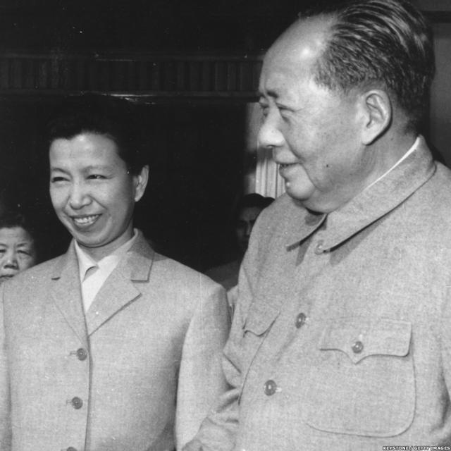 江青（左）和「四人幫」其他成員文革時期主要活動集中在思想和文化領域，因為被視為貫徹毛澤東文化革命思想的代言人，所以政治影響力極大。