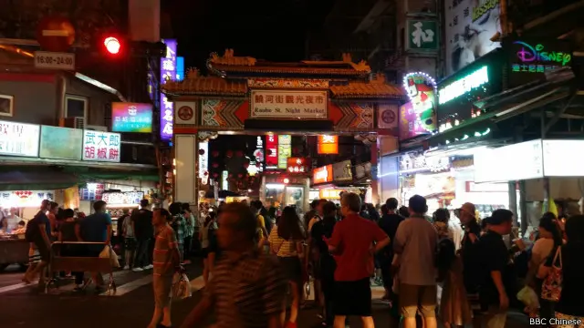 台北市知名“饶河夜市”仍是聚集不少外国客人，陆客也不少。