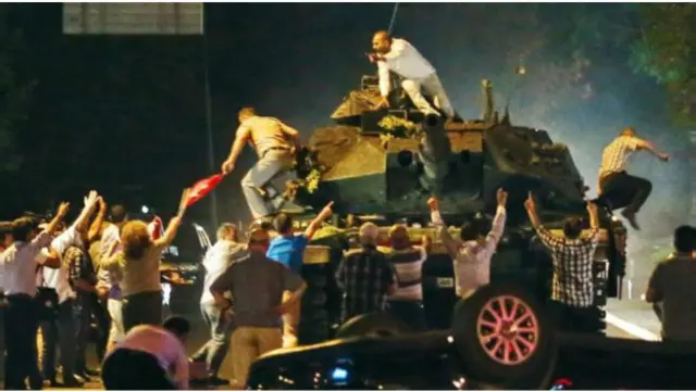 د ترکيې د کودتا د هڅې په وخت کې چې پړه يې پر فتح الله ګولن اچول شوې د انقرې یو شمېر اوسېدونکو هڅه کوله چې ښار ته د ټانکونو د ورتلو مخه ونیسي.